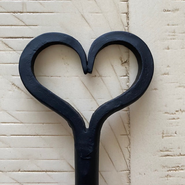 Wrought Iron Paper Towel Holder with Heart Top